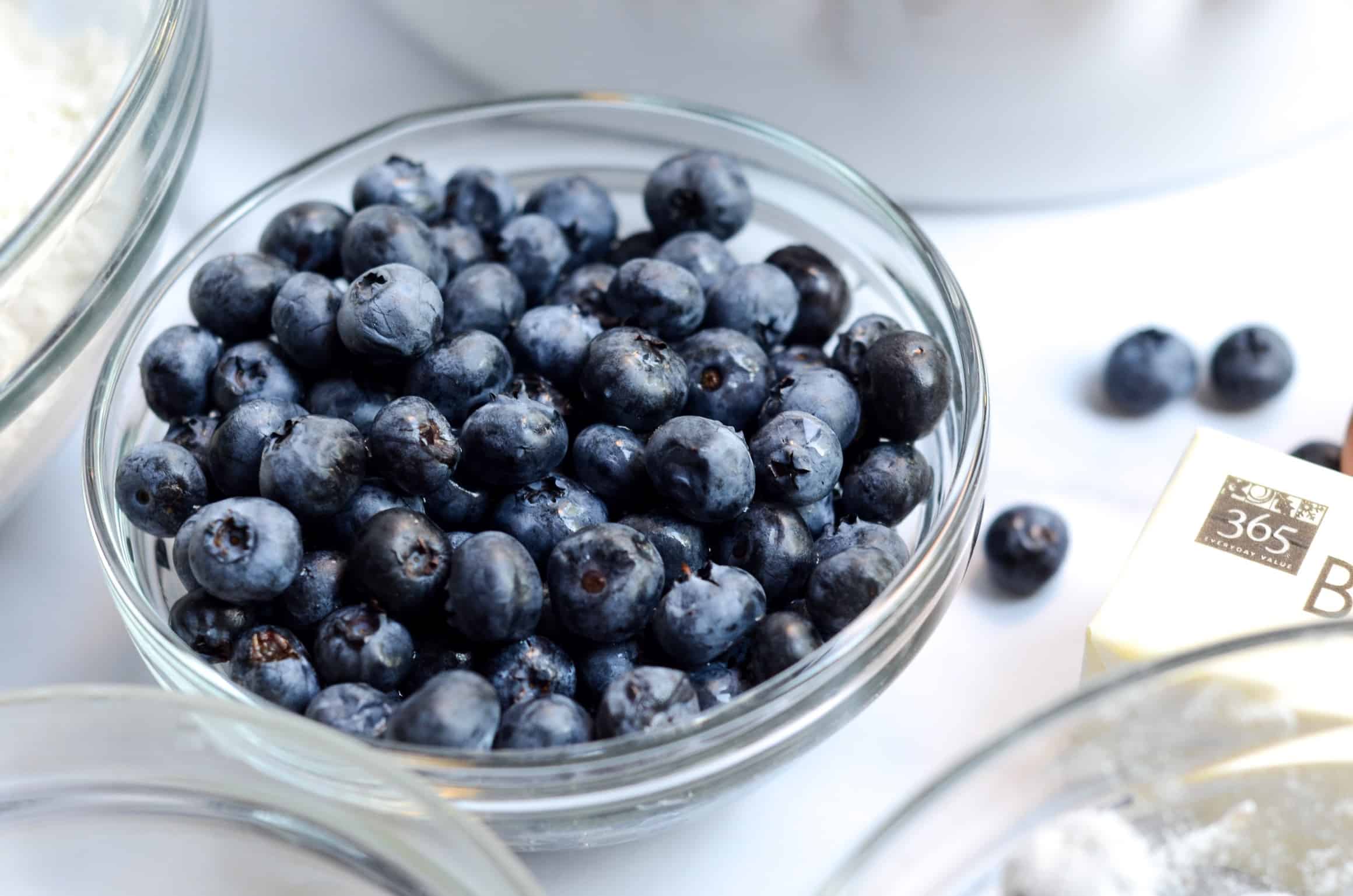 Clear bowl of fresh blueberries.