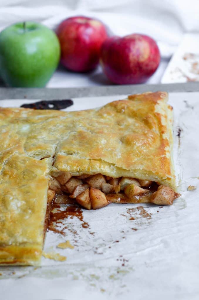 Easy Apple Slab Pie with Puff Pastry Worn Slap Out