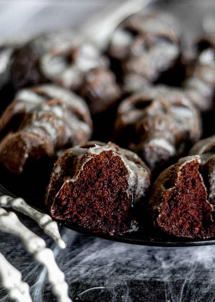 dark chocolate & oreo mini skull cakes