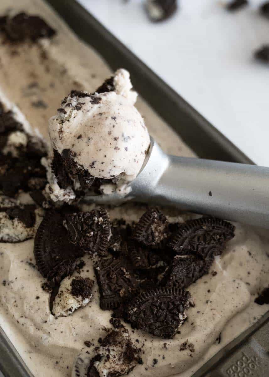 up close picture of a scoop of Oreo cookie ice cream. 